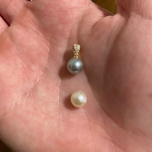 Jewelry - Pearls with one on a pendant